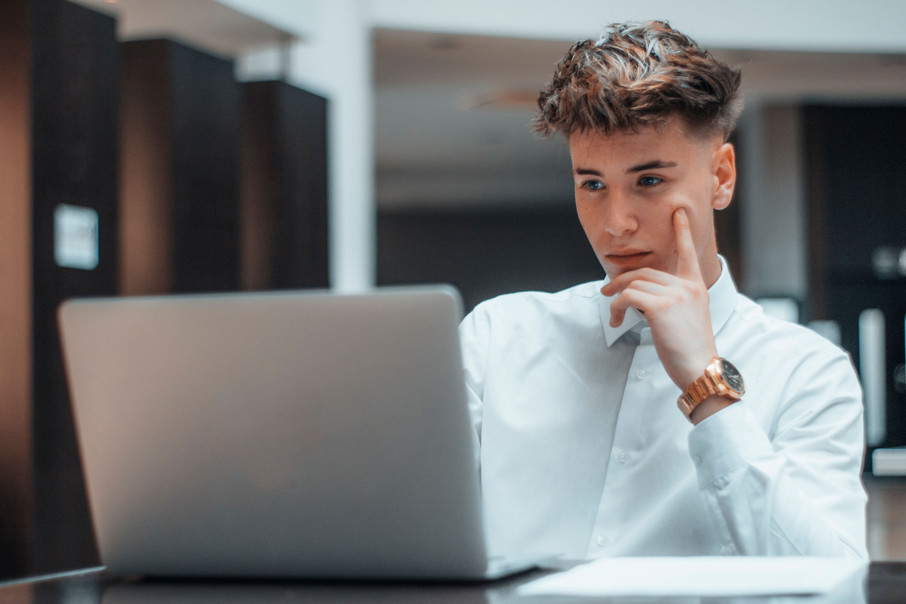 Man taking online insurance adjuster ce course on laptop.