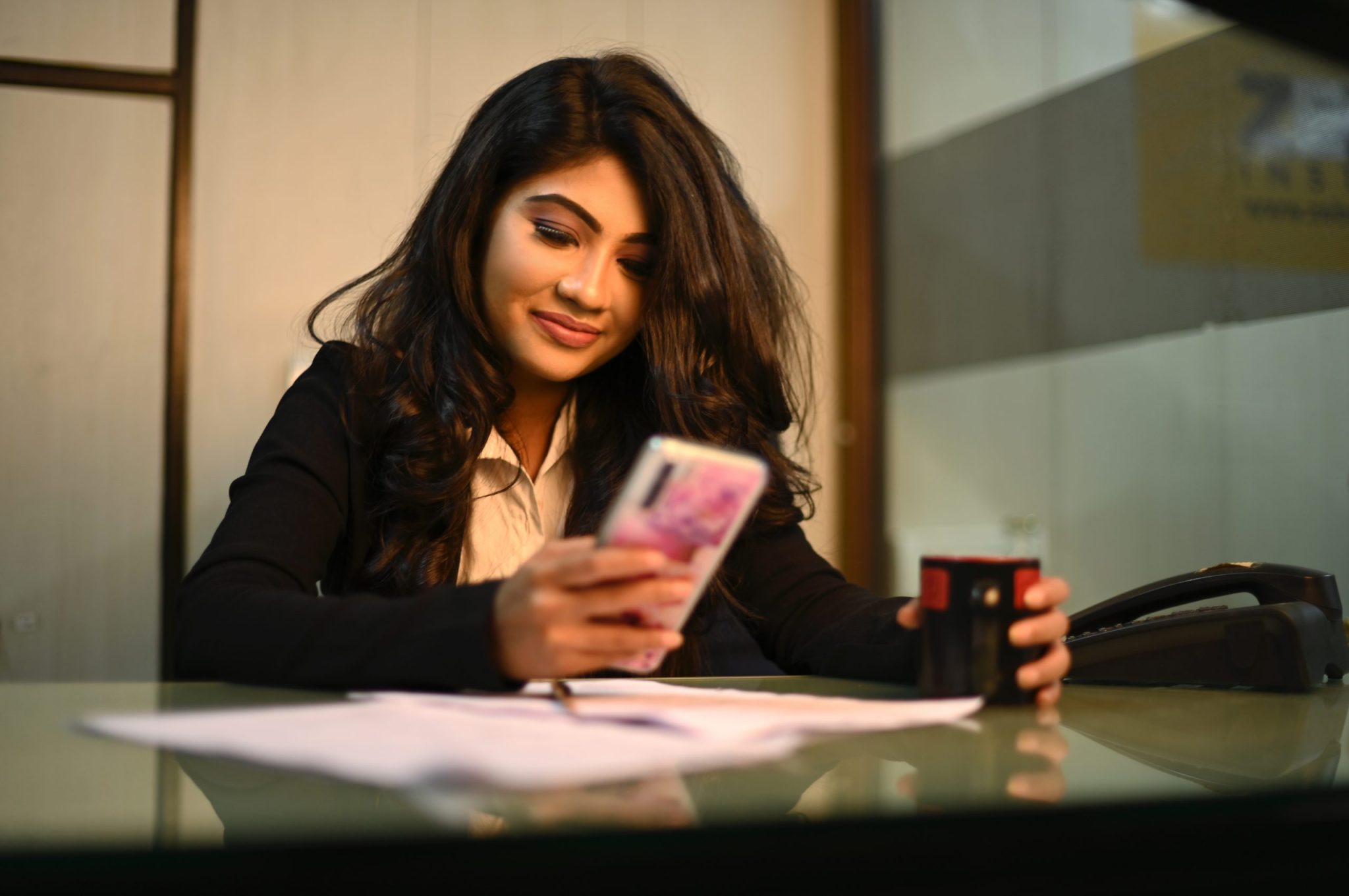 Woman researching on her phone if she should get her real estate license in Mississippi